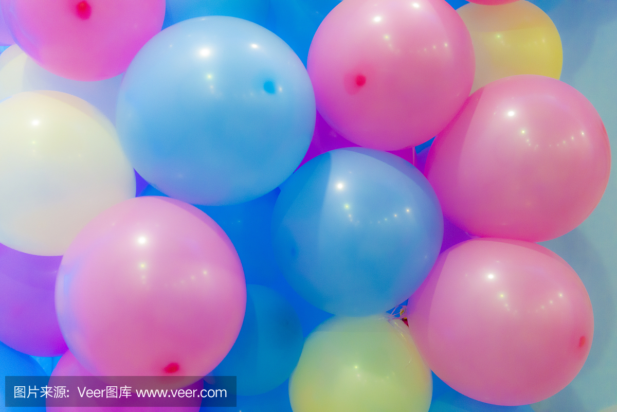 许多彩色的气球装饰墙壁作为背景